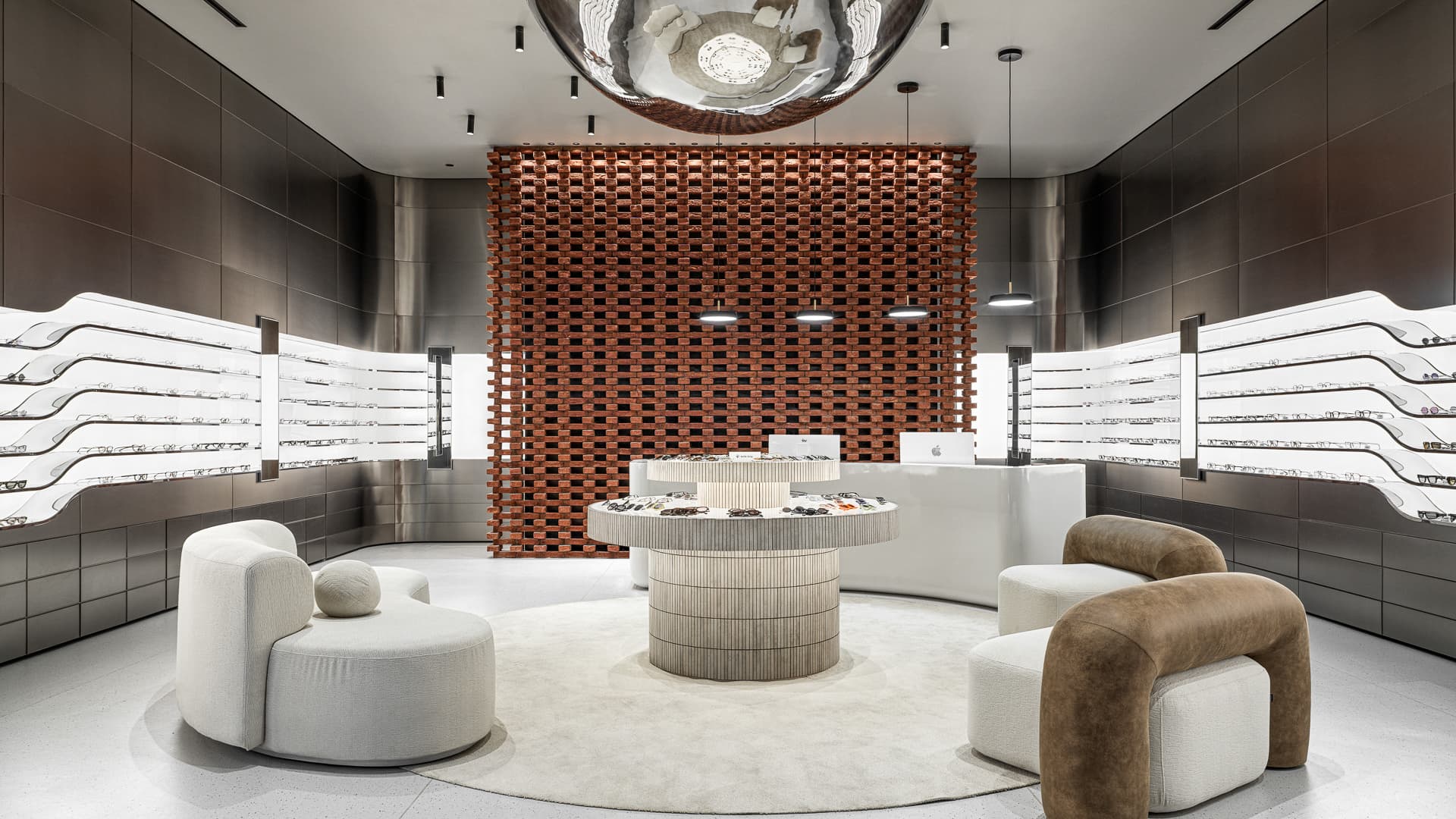 Продуманная подсветка и игра округлых форм в интерьере казанской оптики — проект архитектурного бюро Duplex Продуманная подсветка и игра округлых форм в интерьере казанской оптики — проект архитектурного бюро Duplex