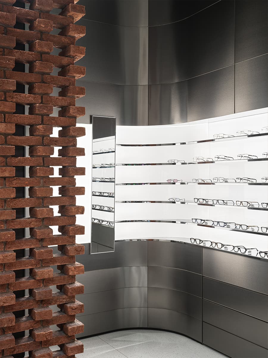 Продуманная подсветка и игра округлых форм в интерьере казанской оптики — проект архитектурного бюро Duplex