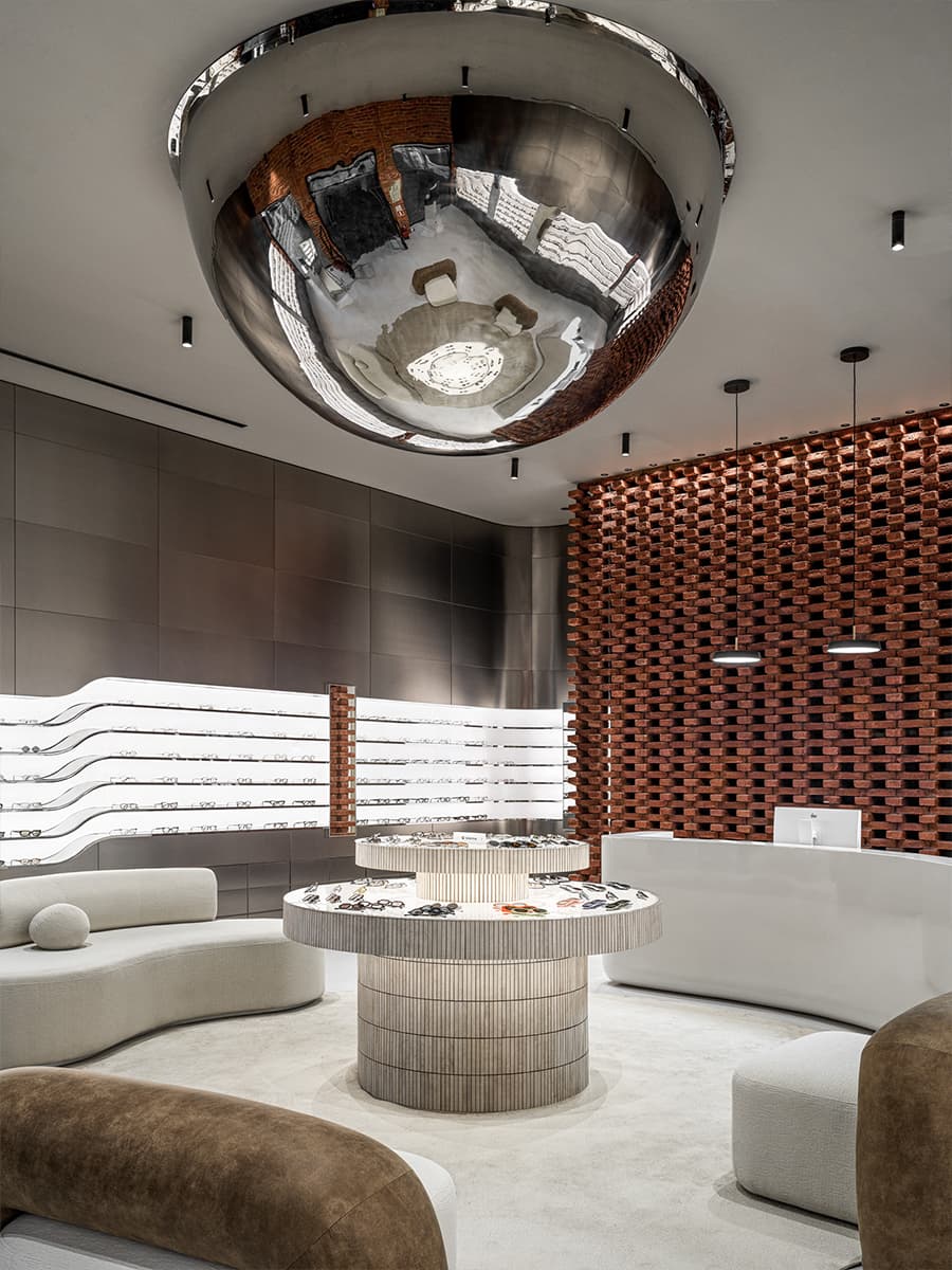 Продуманная подсветка и игра округлых форм в интерьере казанской оптики — проект архитектурного бюро Duplex