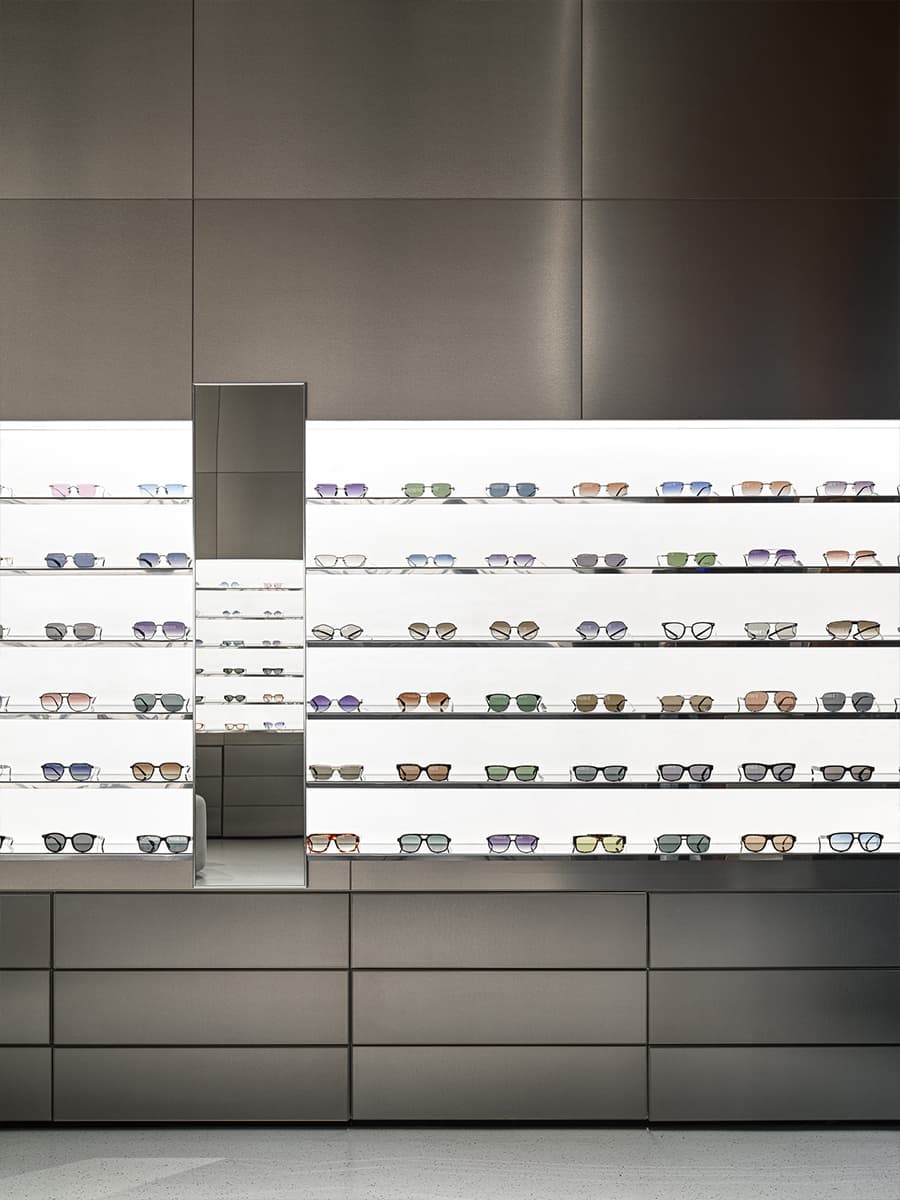 Продуманная подсветка и игра округлых форм в интерьере казанской оптики — проект архитектурного бюро Duplex