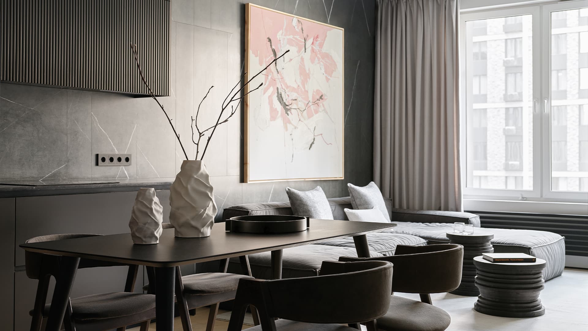 Теплое дерево и монохромная палитра в интерьере семейной квартиры — проект студии A&ES Теплое дерево и монохромная палитра в интерьере семейной квартиры — проект студии A&ES