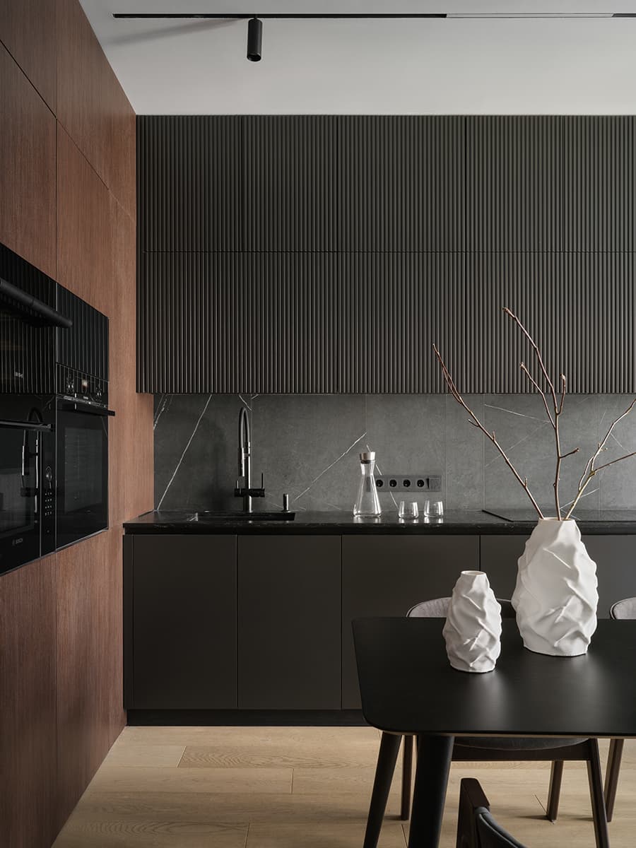 Теплое дерево и монохромная палитра в интерьере семейной квартиры — проект студии A&ES