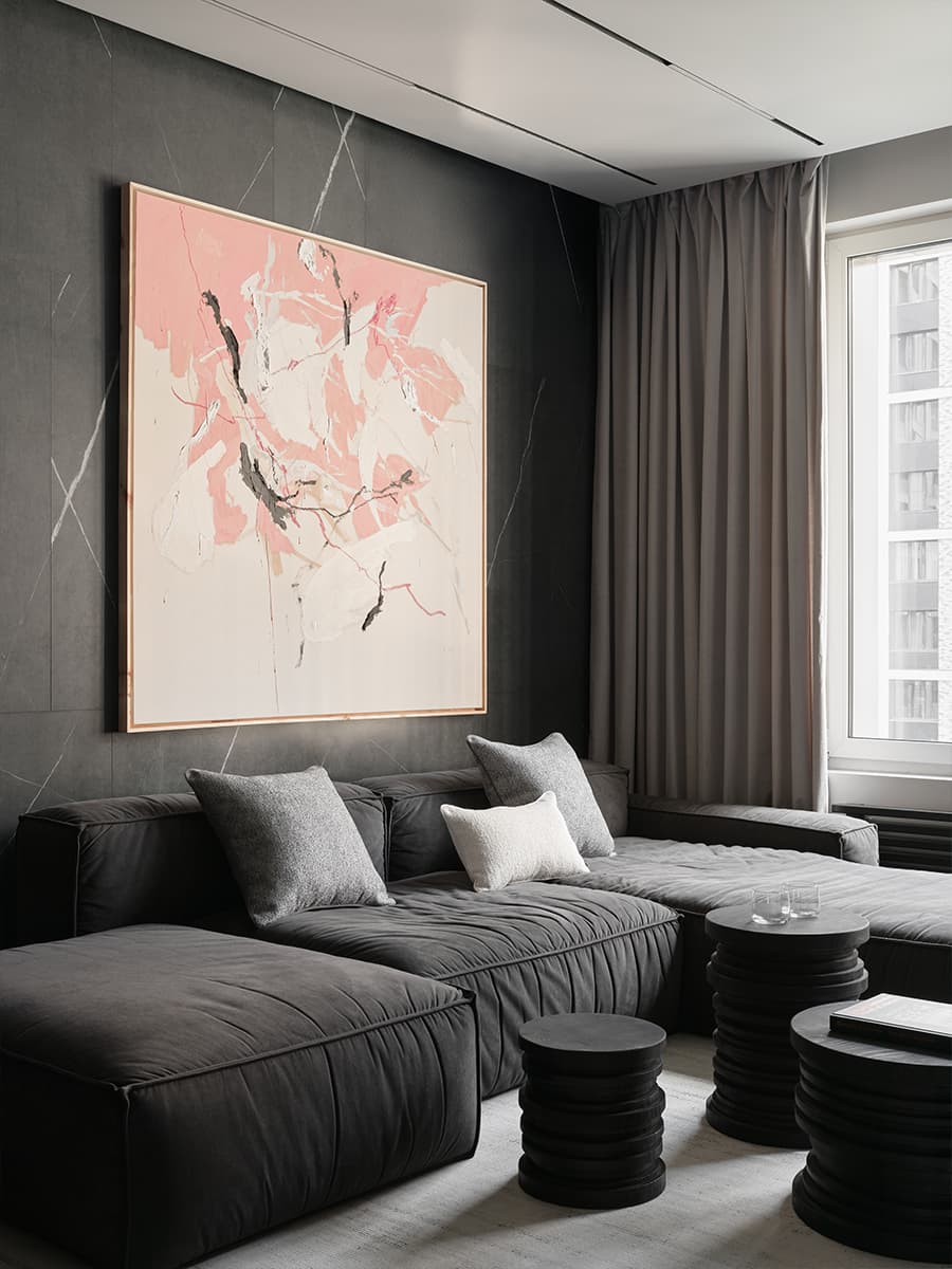 Теплое дерево и монохромная палитра в интерьере семейной квартиры — проект студии A&ES