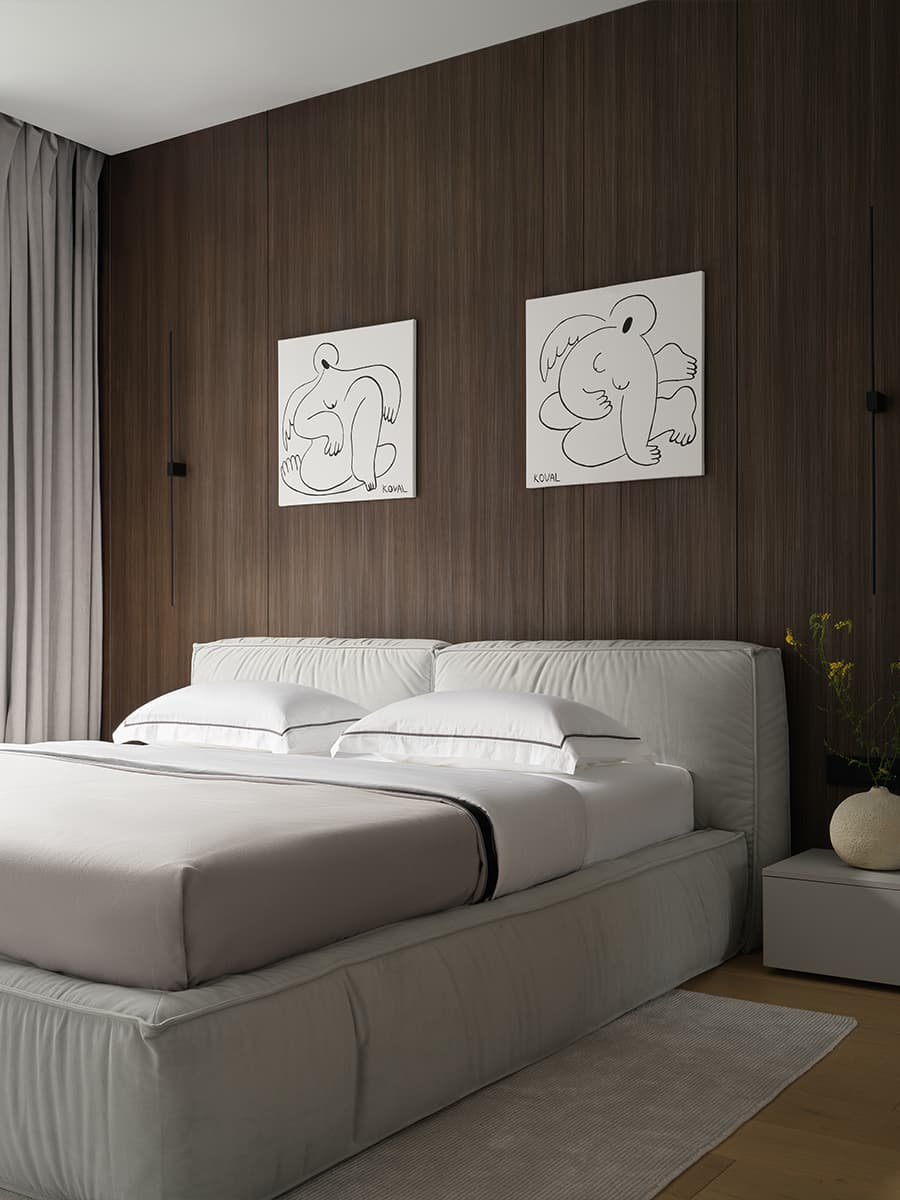 Теплое дерево и монохромная палитра в интерьере семейной квартиры — проект студии A&ES