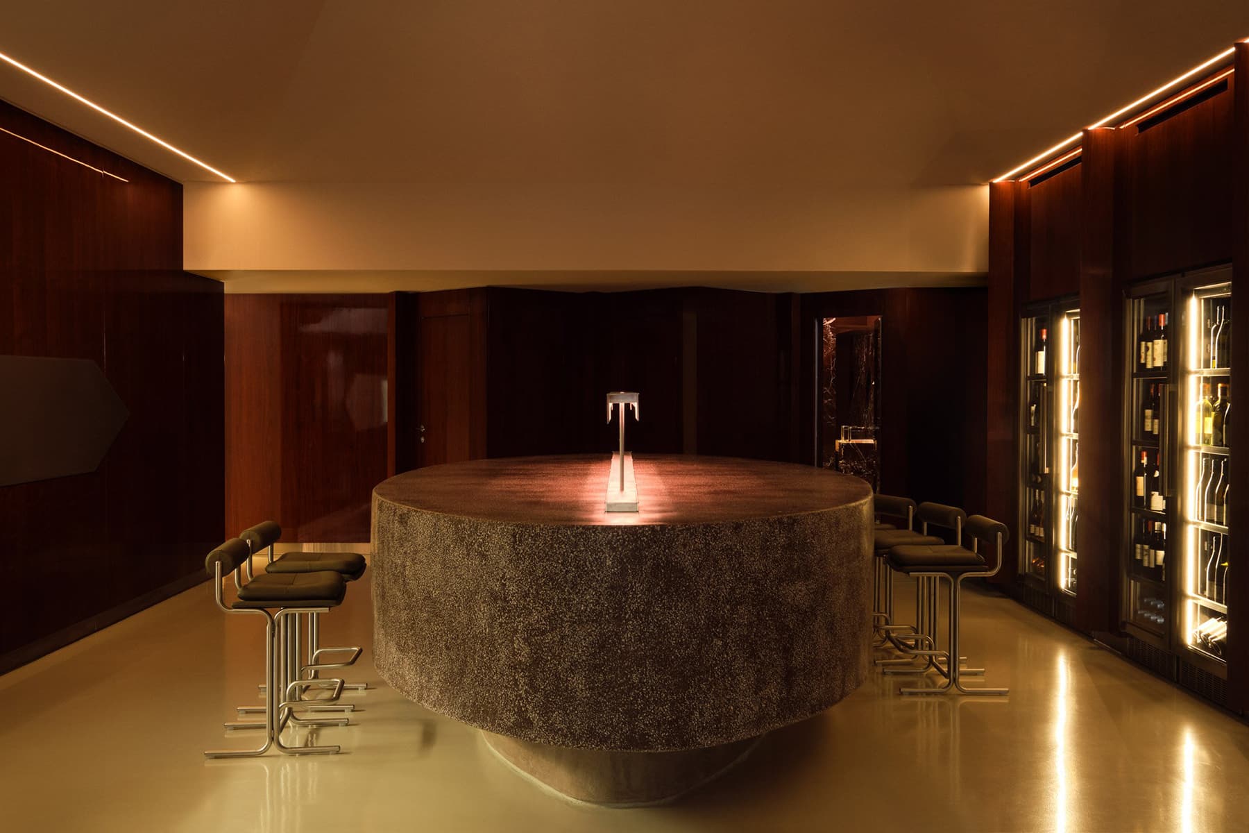 Глубокие бордовые и коричневые тона в эффектном интерьере ресторана — проект Анды Зота и Елены Визитеу