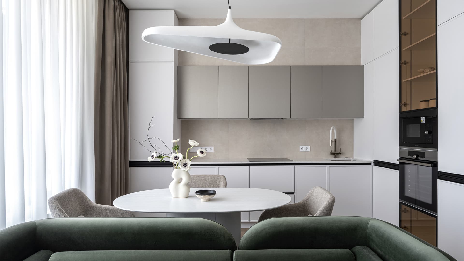 Светлый интерьер небольшой квартиры с теплыми деревянными панелями — проект студии Make My Flat Interiors Светлый интерьер небольшой квартиры с теплыми деревянными панелями — проект студии Make My Flat Interiors