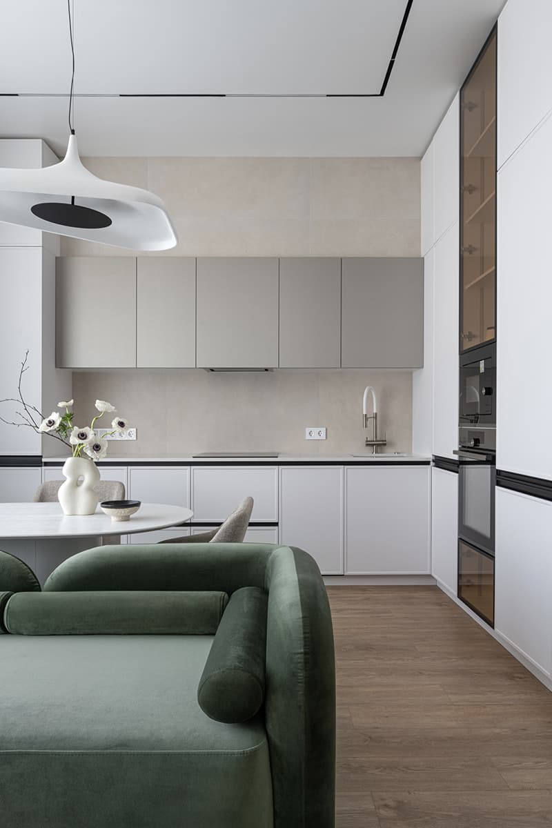 Светлый интерьер небольшой квартиры с теплыми деревянными панелями — проект студии Make My Flat Interiors