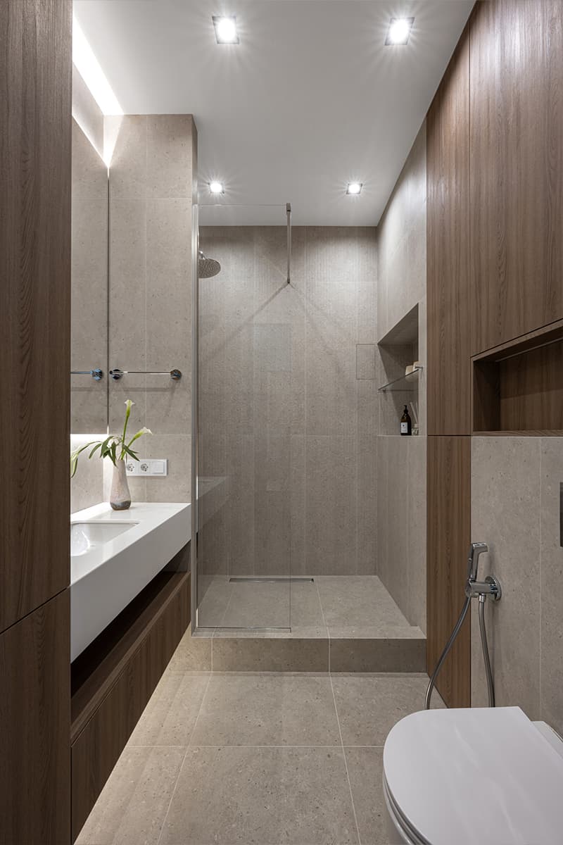 Светлый интерьер небольшой квартиры с теплыми деревянными панелями — проект студии Make My Flat Interiors