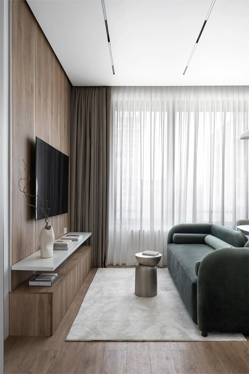 Светлый интерьер небольшой квартиры с теплыми деревянными панелями — проект студии Make My Flat Interiors