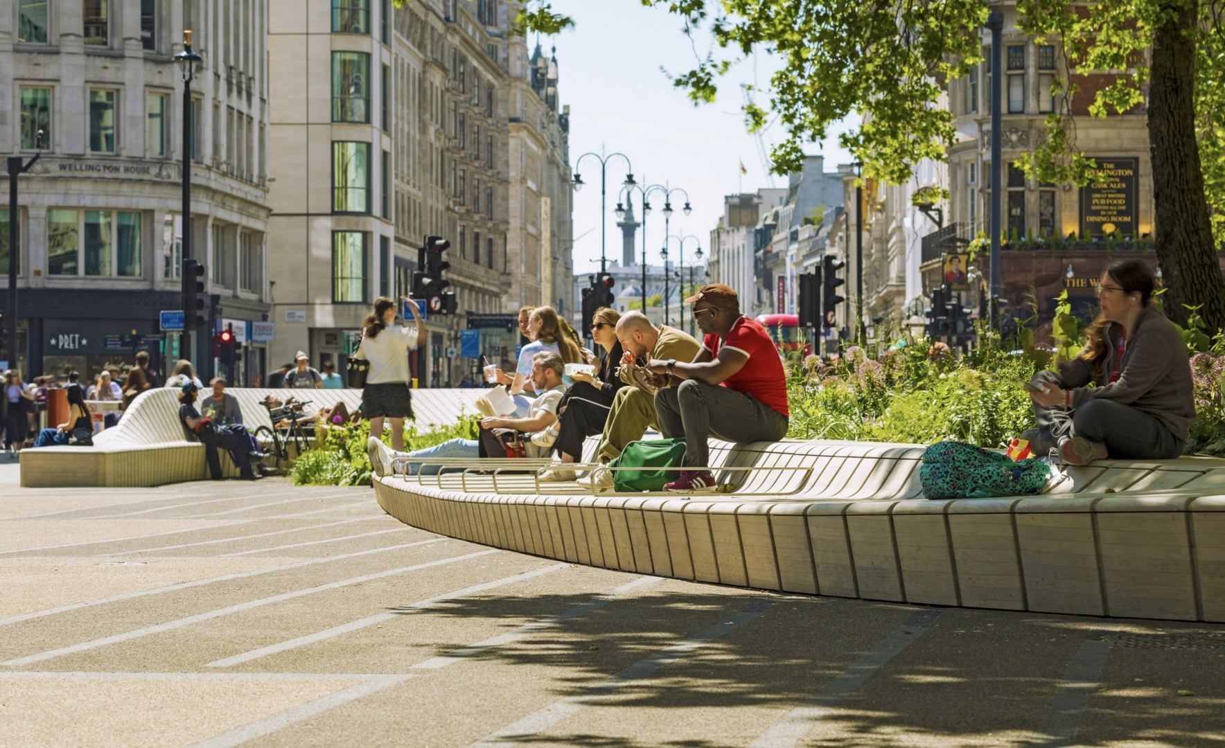 В Лондоне появилось общественное пространство по проекту LDA Design