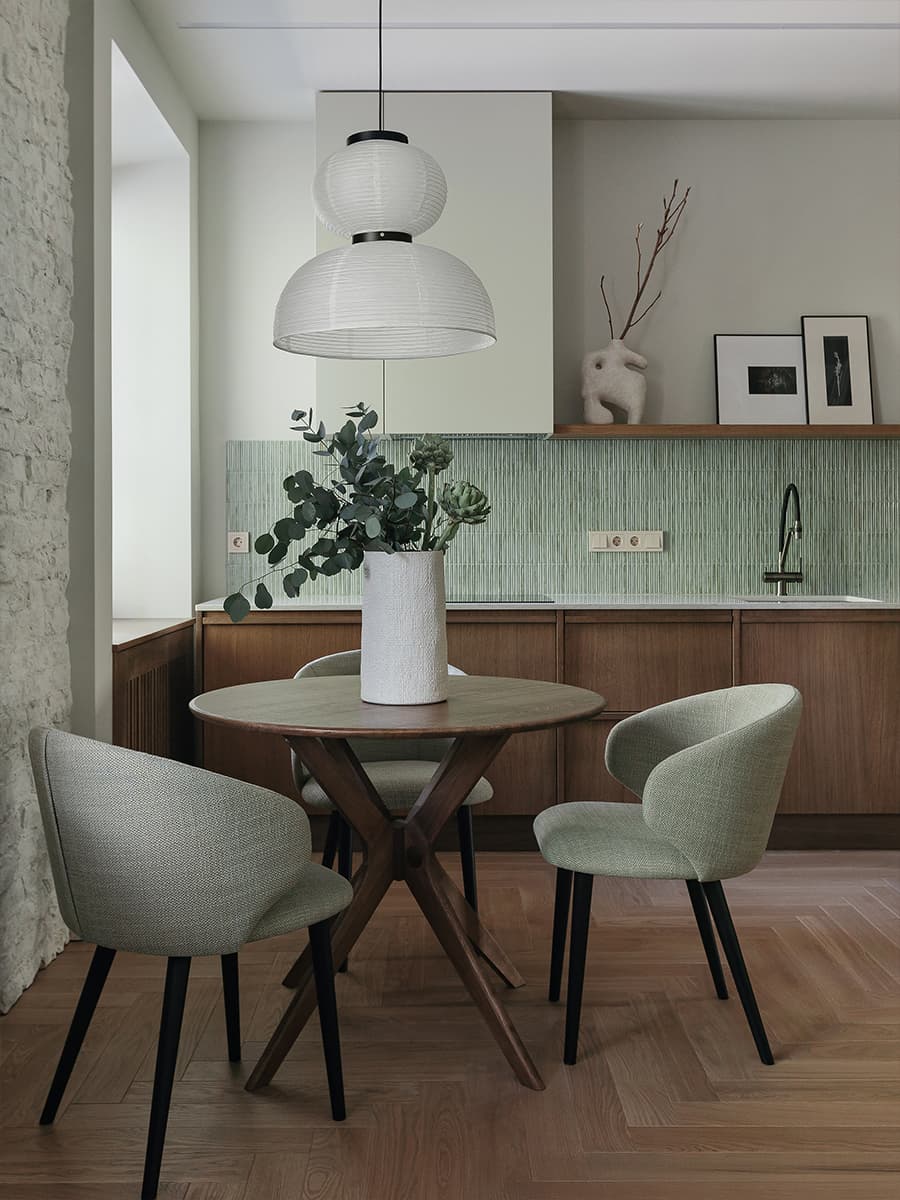 Глубокие природные тона и отсылки к Азии в интерьере квартиры в Минске — проект Марии Зайцевой