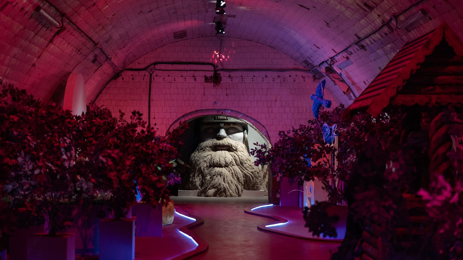 «Дышащая» голова, уральский фольклор и портал в цифровой мир: что смотреть на выставке «Жили-были: Царство русской сказки» «Дышащая» голова, уральский фольклор и портал в цифровой мир: что смотреть на выставке «Жили-были: Царство русской сказки»