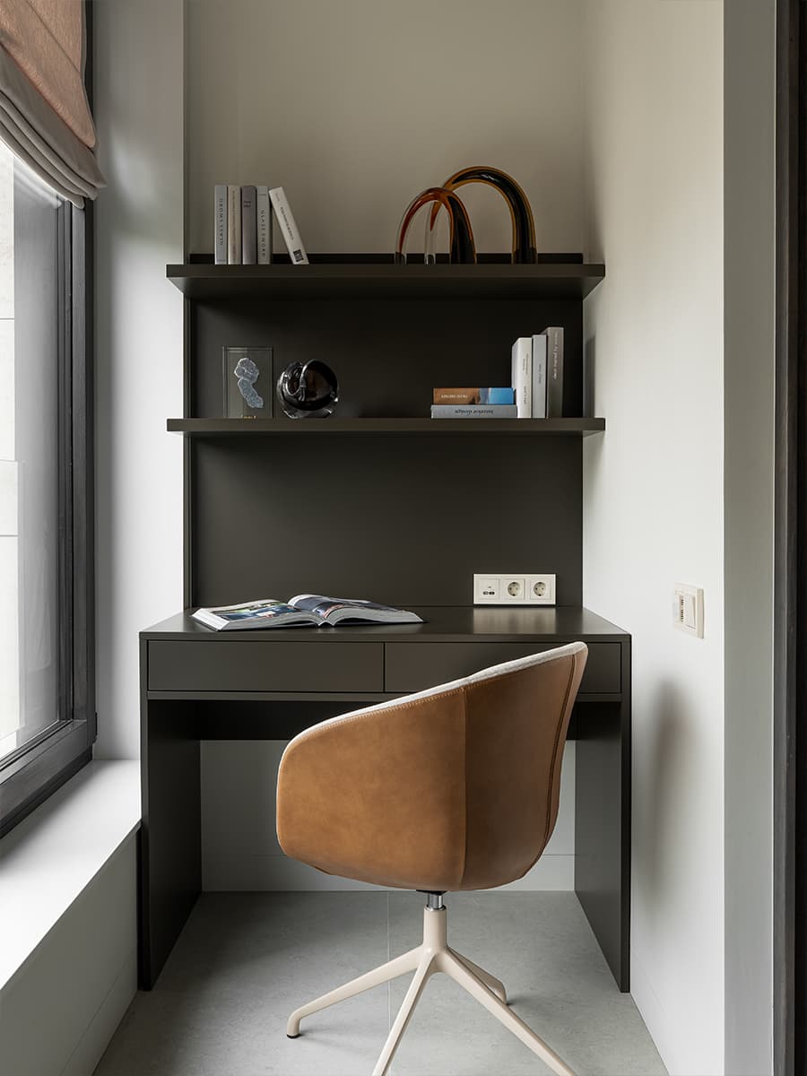 Строгая синяя кухня в интерьере квартиры для сдачи в аренду — проект бюро A.C.H. INTERIORS