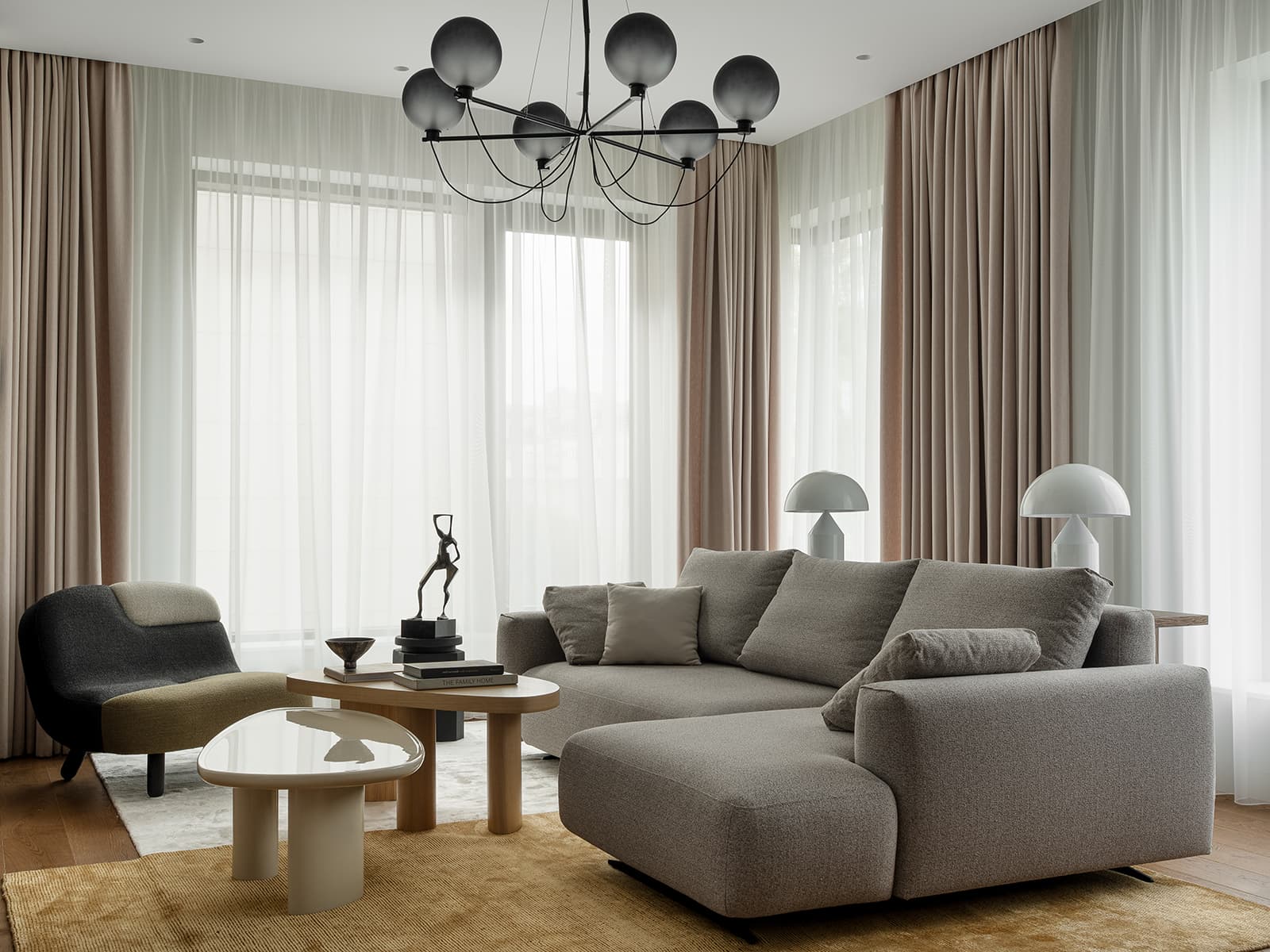 Строгая синяя кухня в интерьере квартиры для сдачи в аренду — проект бюро A.C.H. INTERIORS