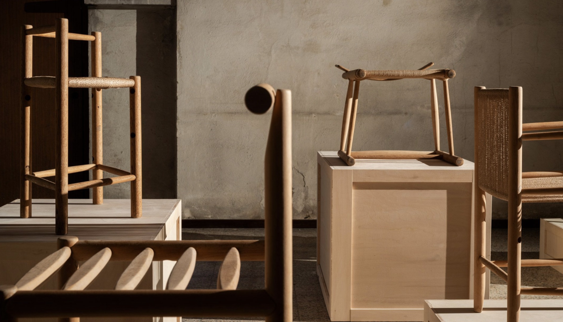 Студия AtMa Inc создала коллекцию мебели из сломанных стульев Бёрге Могенсена