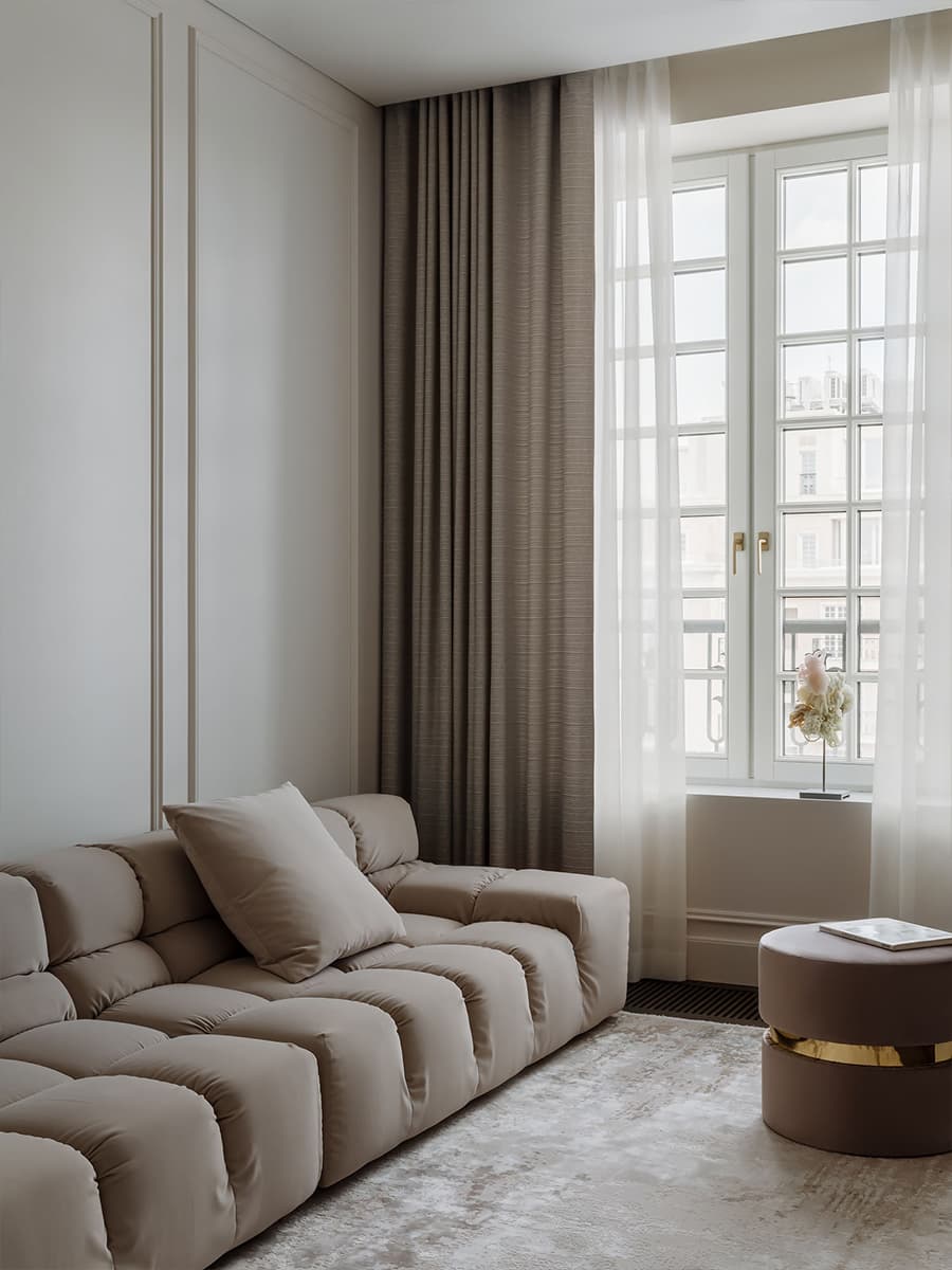 Карамельные тона в респектабельном интерьере семейной квартиры — проект студии Nashe Interiors