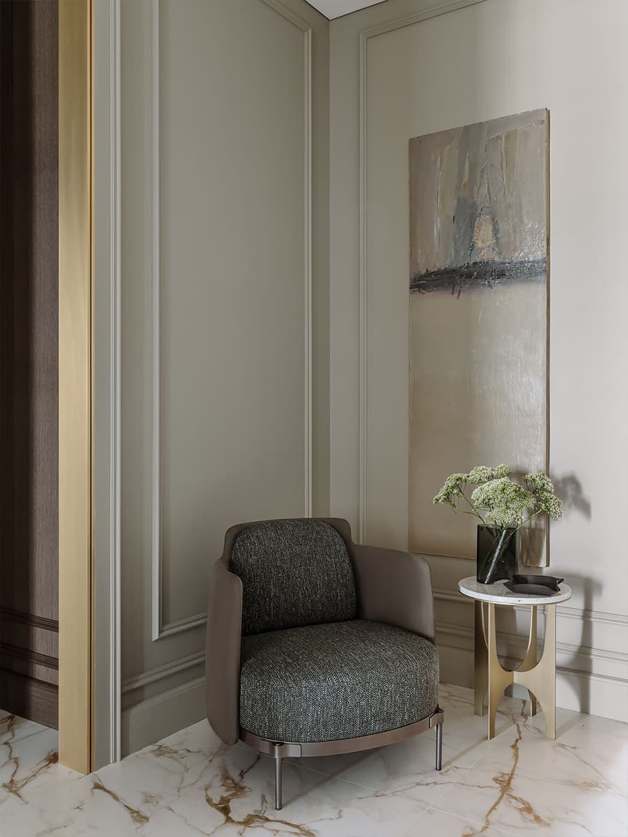 Карамельные тона в респектабельном интерьере семейной квартиры — проект студии Nashe Interiors