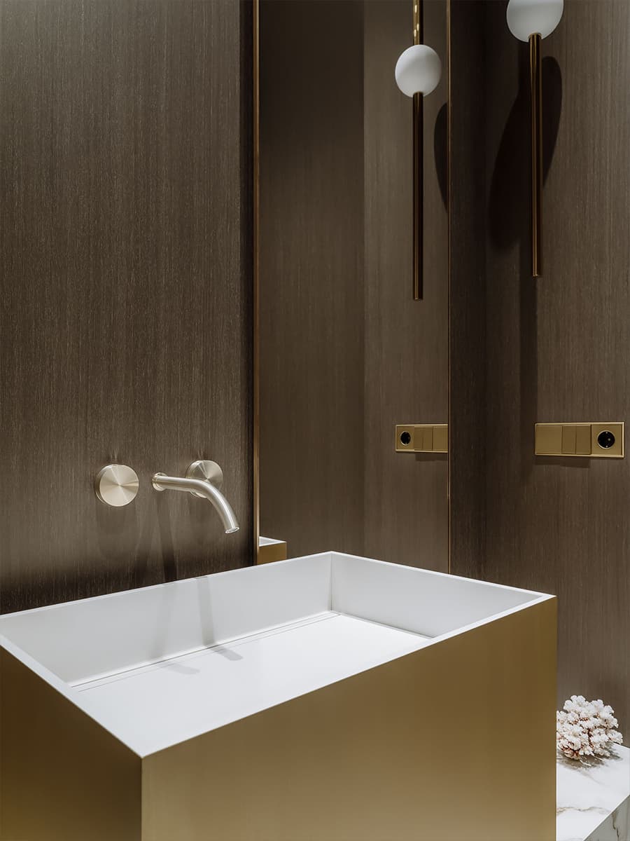 Карамельные тона в респектабельном интерьере семейной квартиры — проект студии Nashe Interiors