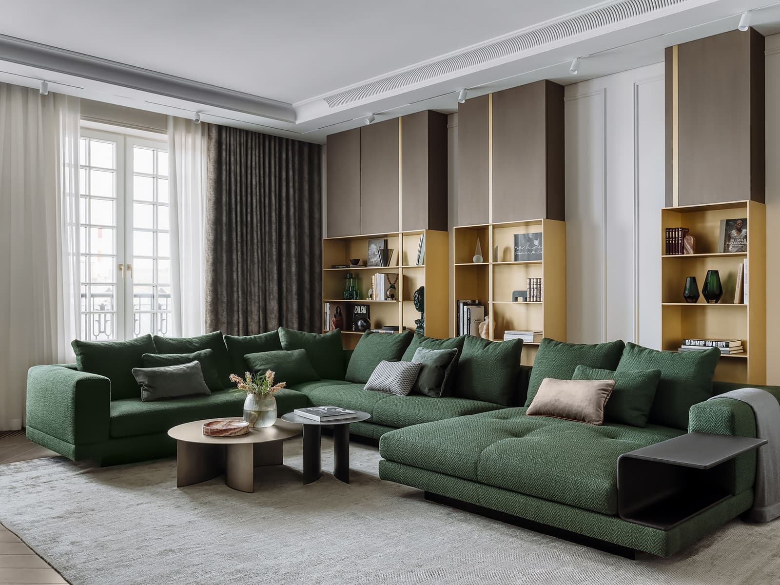 Карамельные тона в респектабельном интерьере семейной квартиры — проект студии Nashe Interiors