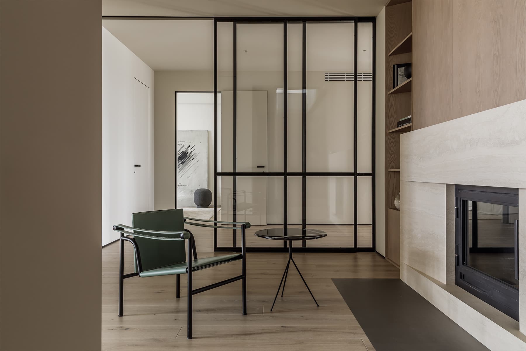 Графичные детали в монохромном интерьере трехуровневой квартиры — студии KOSTANDI Interior