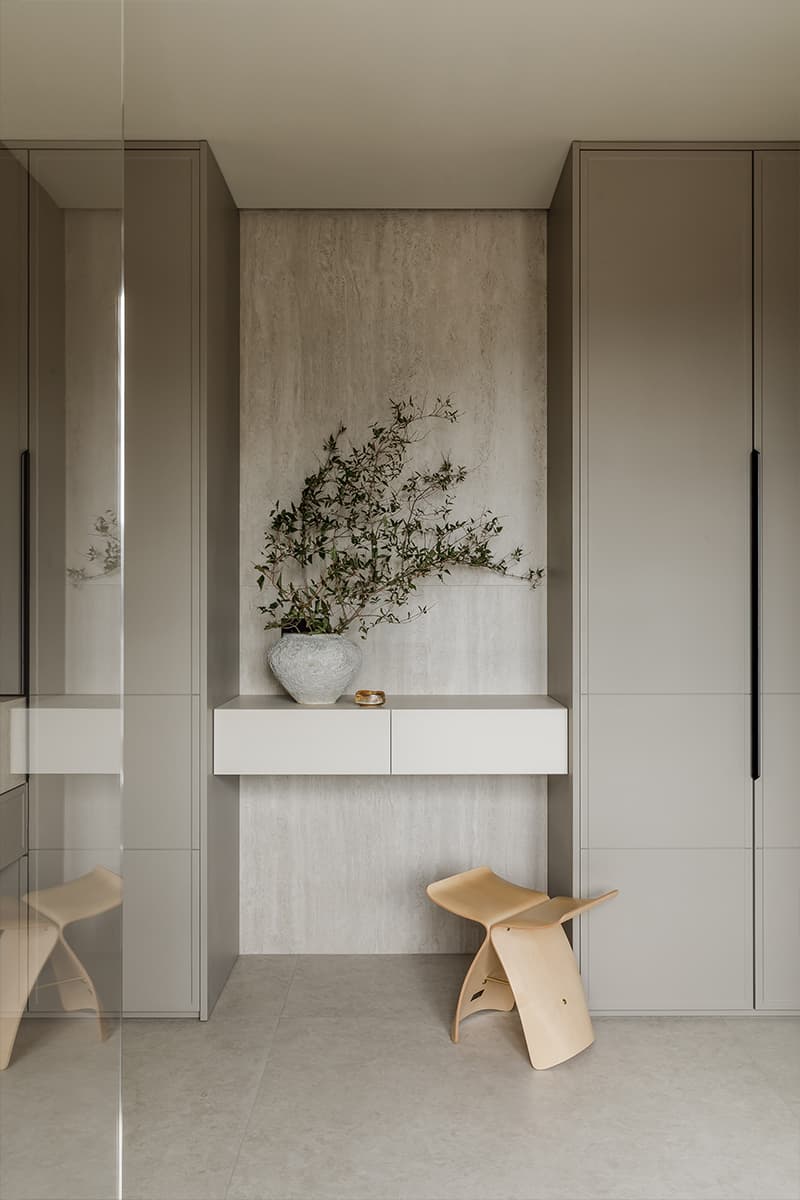 Графичные детали в монохромном интерьере трехуровневой квартиры — студии KOSTANDI Interior