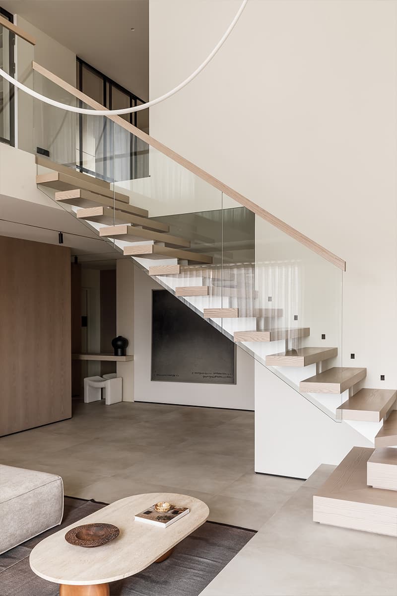 Графичные детали в монохромном интерьере трехуровневой квартиры — студии KOSTANDI Interior