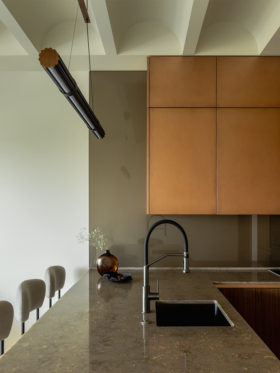 Медная кухня и глубокие природные тона в интерьере семейной квартиры — проект бюро ADDAtelier