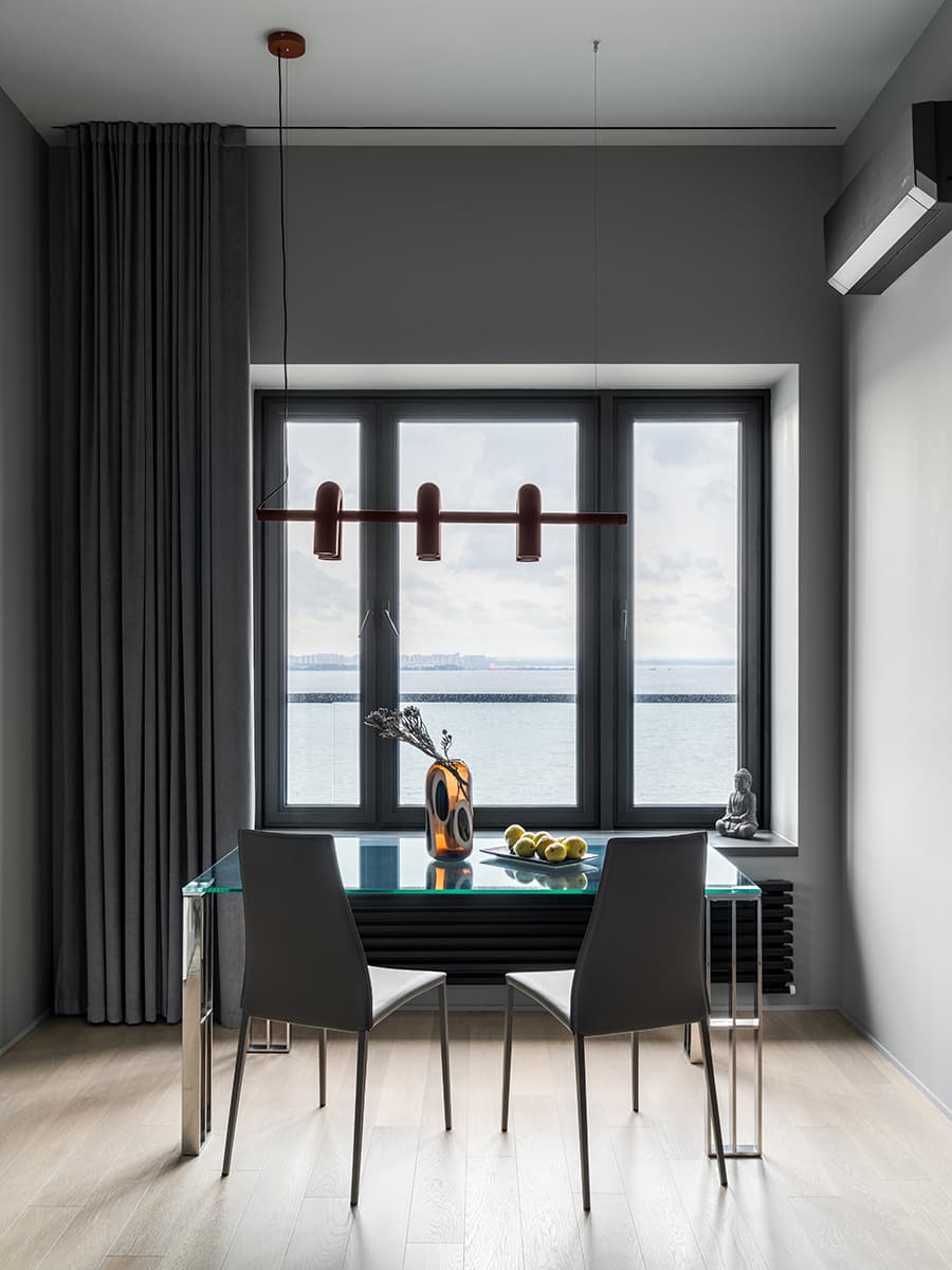 Стеклоблоки, металл и зеркала в интерьере квартиры для студента — проект Светланы Смирновой