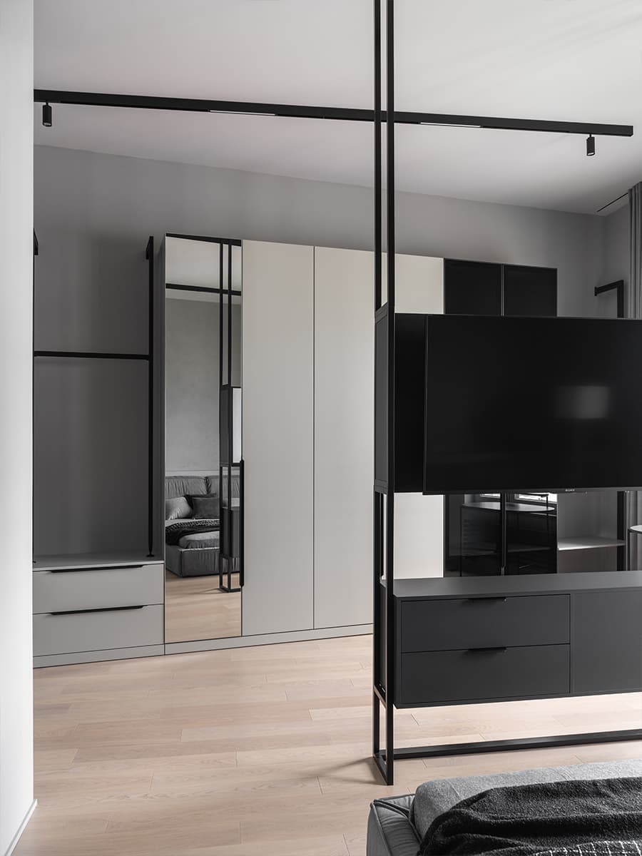 Стеклоблоки, металл и зеркала в интерьере квартиры для студента — проект Светланы Смирновой