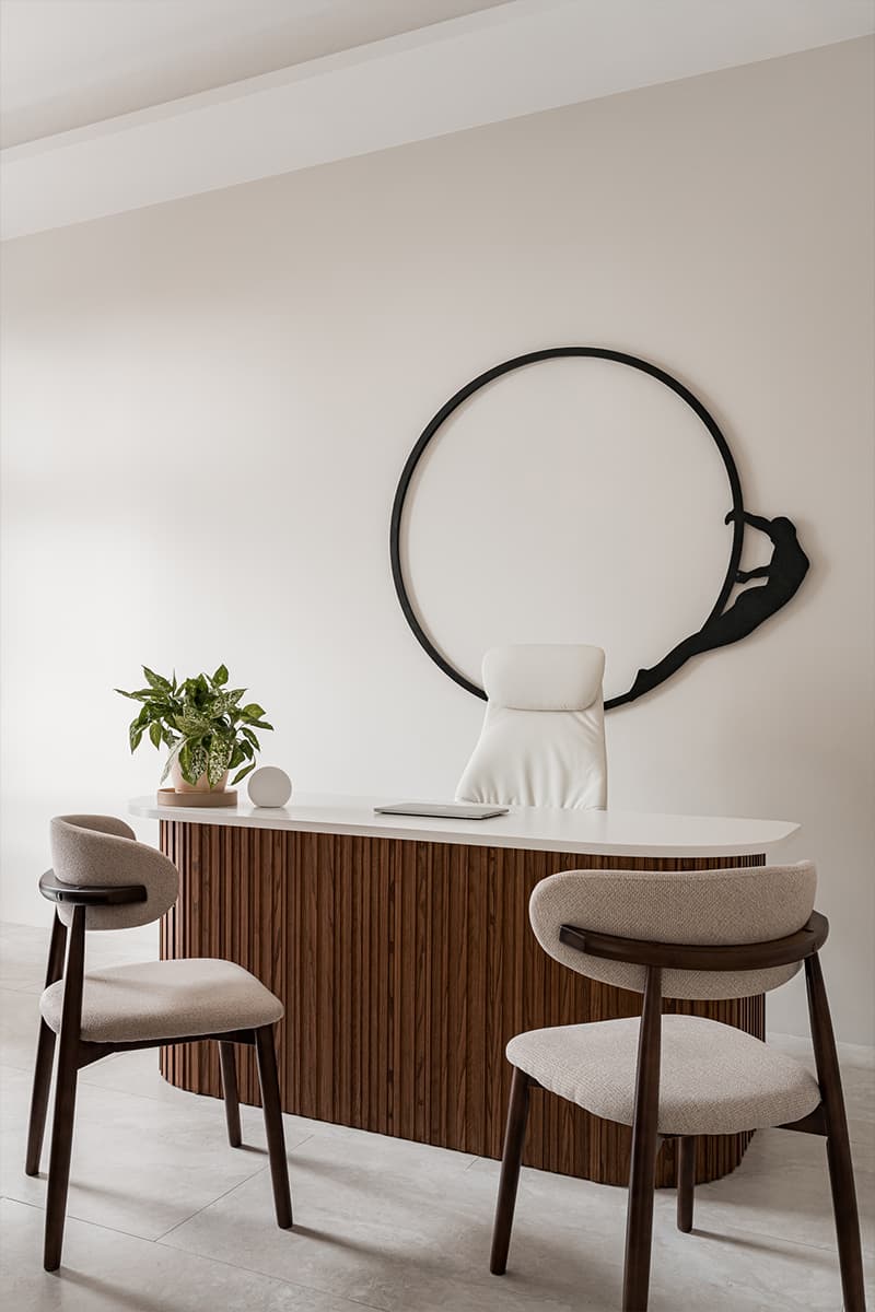 Монохромная палитра и скрытый свет в интерьере частной клиники — проект Юлии Сафоновой