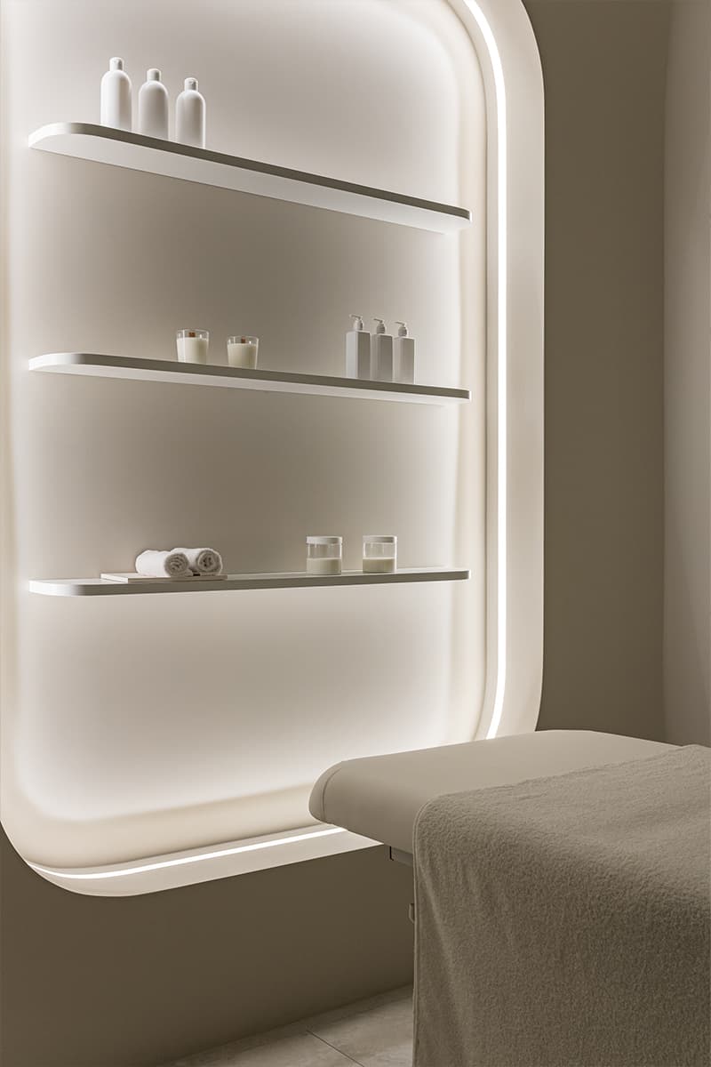 Монохромная палитра и скрытый свет в интерьере частной клиники — проект Юлии Сафоновой