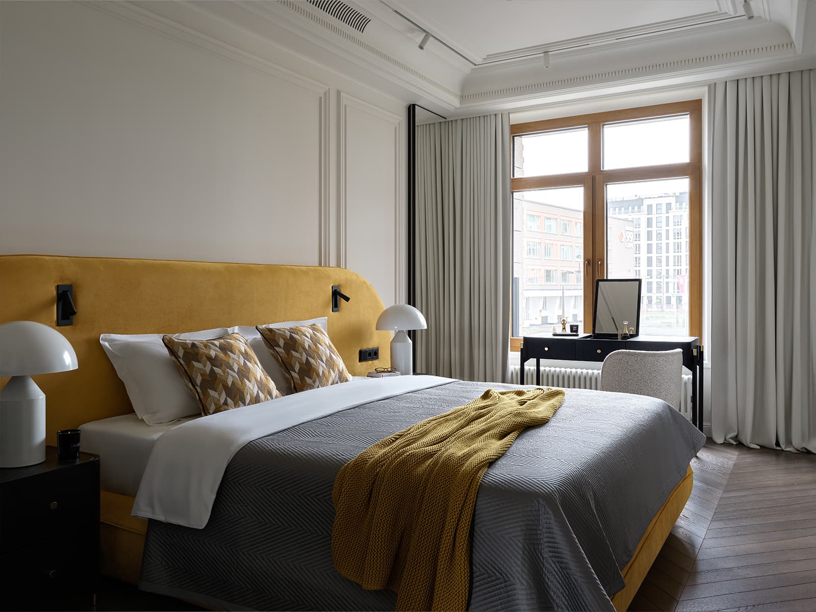 Яркие акценты и отсылки к классике в интерьере семейной квартиры — проект студии AA Design