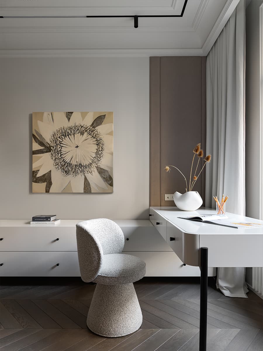 Яркие акценты и отсылки к классике в интерьере семейной квартиры — проект студии AA Design