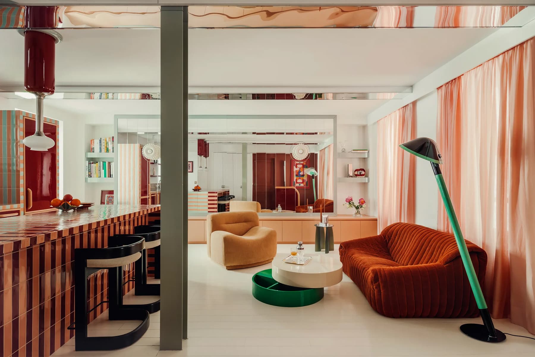 Зеркала, лак и яркие краски в интерьере квартиры для семьи ресторатора — проект Atelier HA