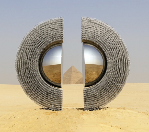 У пирамид Гизы установили скульптуру турецкого художника Мерта Эге Кесе