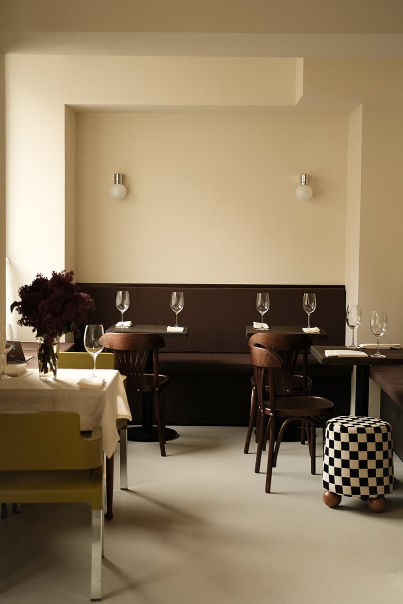 Камерный интерьер ресторана с выразительными винтажными деталями — проект Насти Ленгер