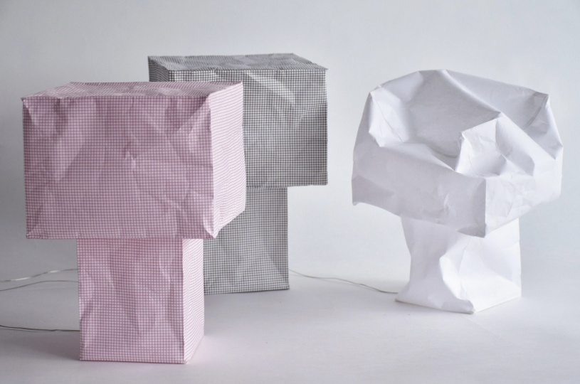 Японский дизайнер придумал бумажную лампу, которая помещается в конверт