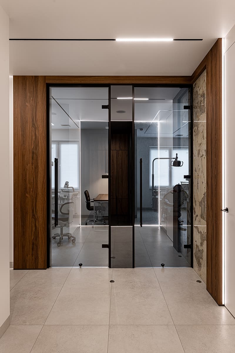 Умиротворяющий интерьер частной стоматологии — проект Сергея Купреенко