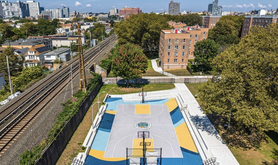 В Нью-Йорке появилась баскетбольная площадка для защиты от наводнений