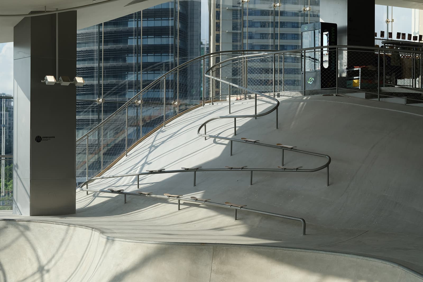 Пластичный и залитый солнечными лучами интерьер скейтпарка — проект AAN Architects