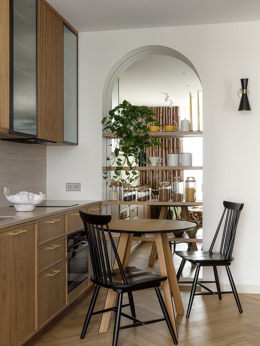 Арочные проемы и текстильные перегородки в интерьере небольшой квартиры — проект Лины Князевой