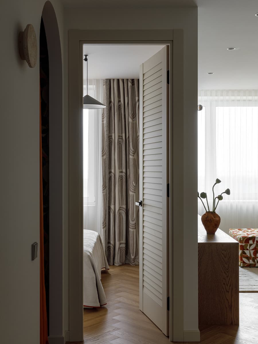 Арочные проемы и текстильные перегородки в интерьере небольшой квартиры — проект Лины Князевой