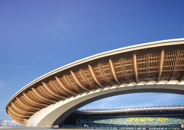 Zaha Hadid Architects построили спортивный центр в Гуанчжоу