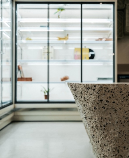 Minimal Studio оформила супермаркет на Майорке пластиковыми ящиками