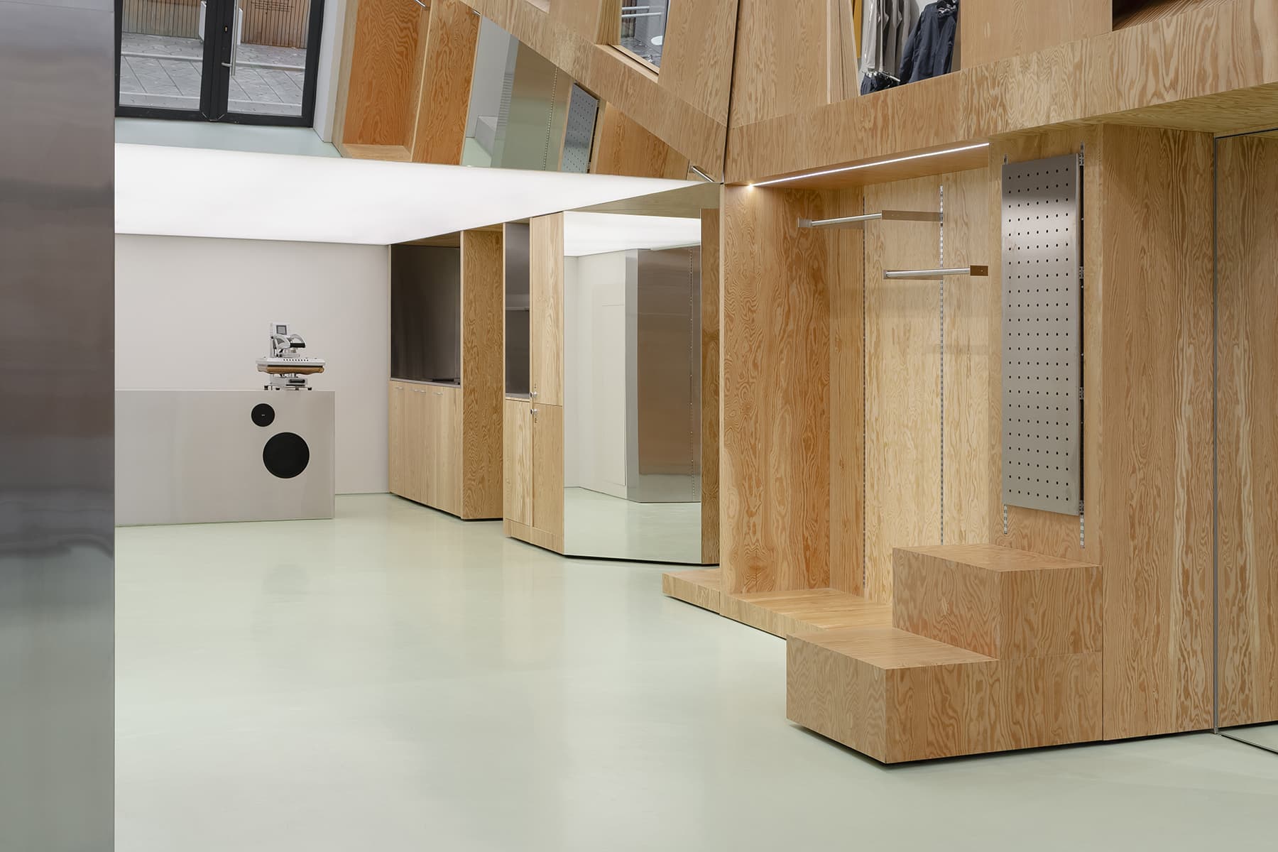 Хвойная фанера, металл и зеркала в интерьере магазина для бегунов — проект бюро .dpt