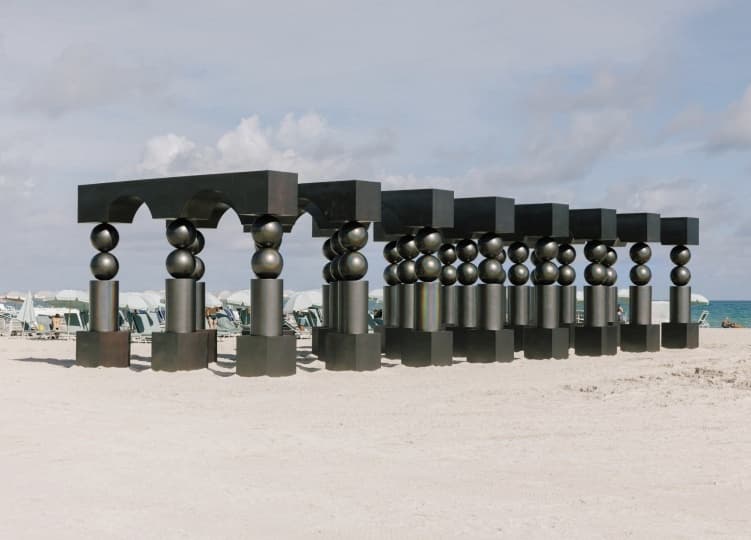 Художница Пилар Зета установила монументальную инсталляцию в Майами