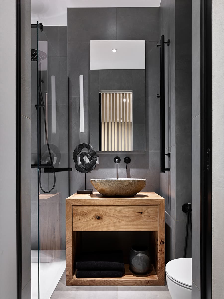 Эффектное изголовье из слэба в интерьере квартиры с необычной планировкой — проект MN Design