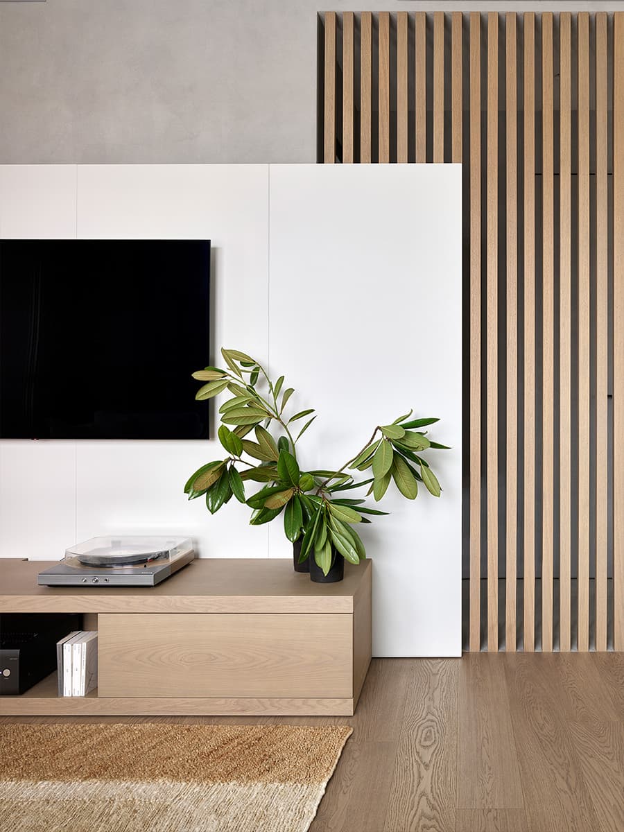 Эффектное изголовье из слэба в интерьере квартиры с необычной планировкой — проект MN Design