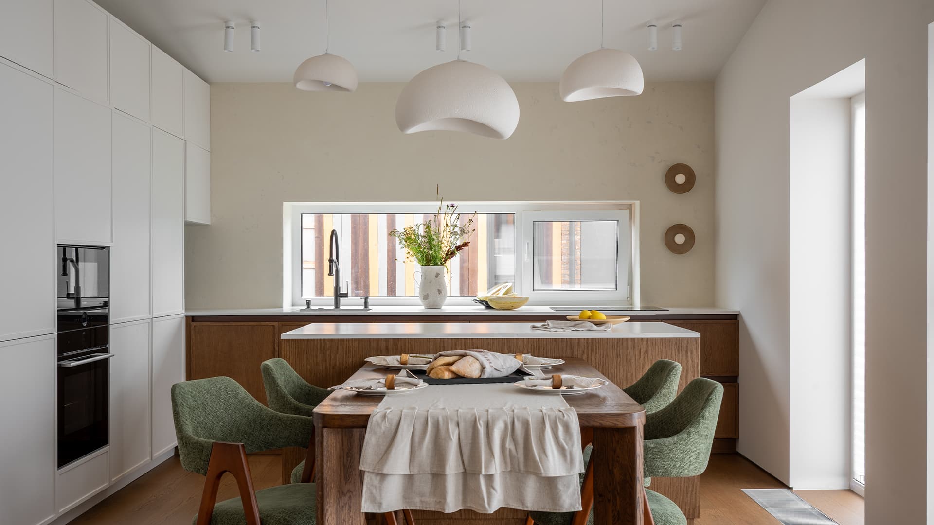 Авторские панно и природные цвета в интерьере загородного дома — проект Анастасии Давиденко