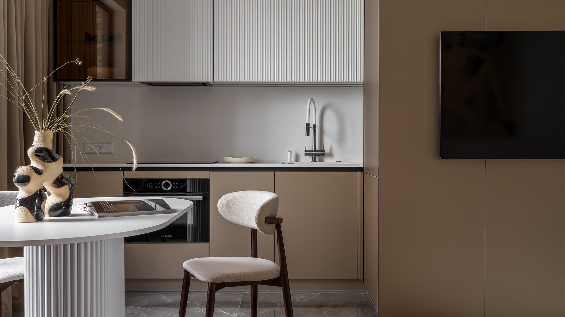 Молдинги и текстура камня в нежном интерьере квартиры — проект студии Make My Flat